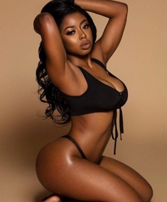 Искушенная леди приглашает в гости уверенного в себе мужчину. Горячие ласки, страстные поцелуи, безудержное наслаждение - все это ты найдешь со мной. Красота и страсть в одном флаконе! 7597, 21 год